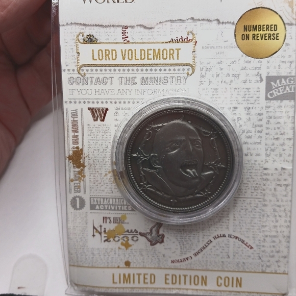 Harry Potter Limited Edition Knight Bus Medallion + Lord Voldemort Coin New - Picture 9 of 12